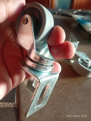 Ruedas giratorias con escuadra.