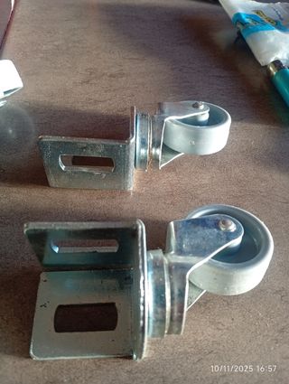 Ruedas giratorias con escuadra.