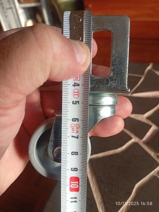 Ruedas giratorias con escuadra.