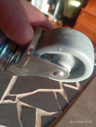 Ruedas giratorias con escuadra.