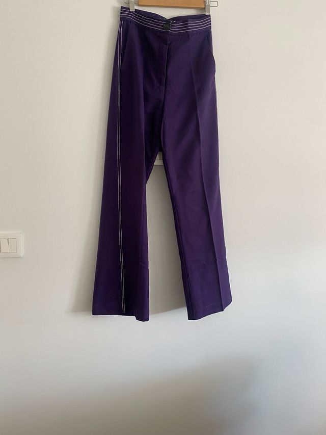 Pantalón morado con pespuntes