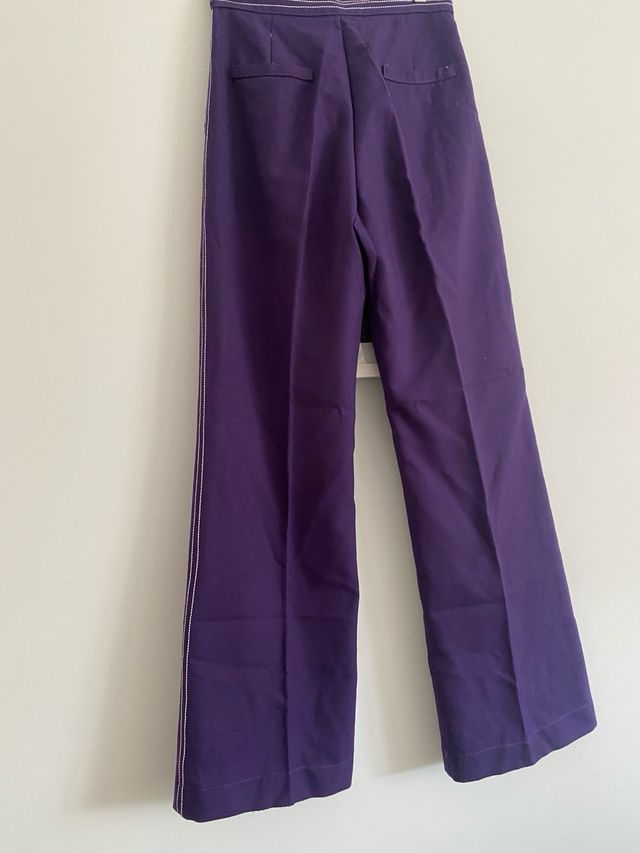 Pantalón morado con pespuntes