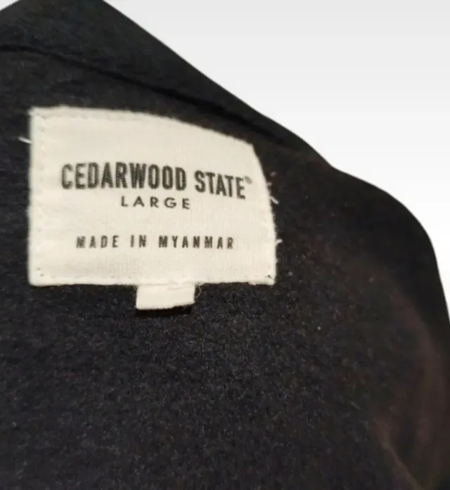 Sudadera negra con cremallera y texto