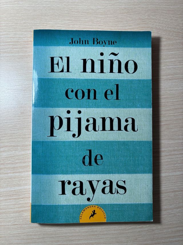 El niño con el pijama de rayas