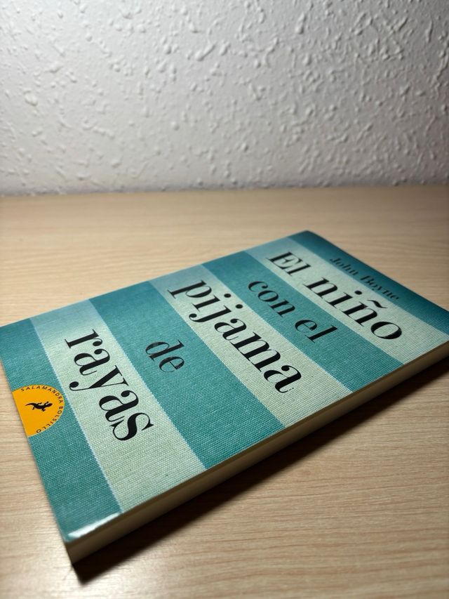 El niño con el pijama de rayas