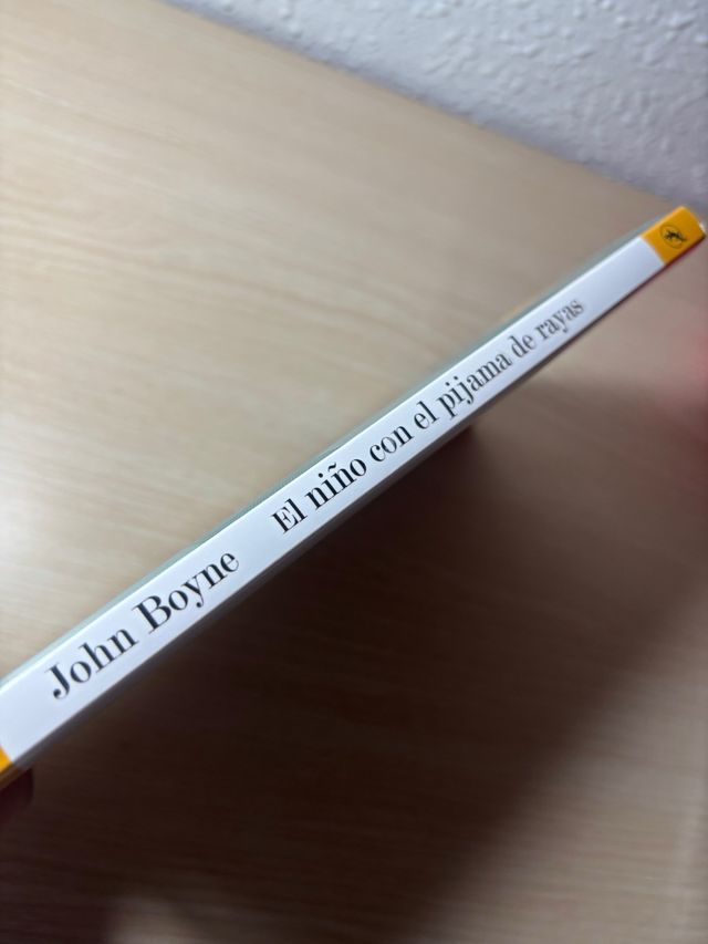 El niño con el pijama de rayas