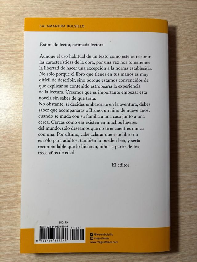 El niño con el pijama de rayas