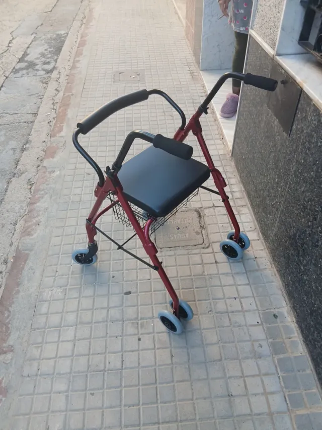 Andador con asiento y cesta