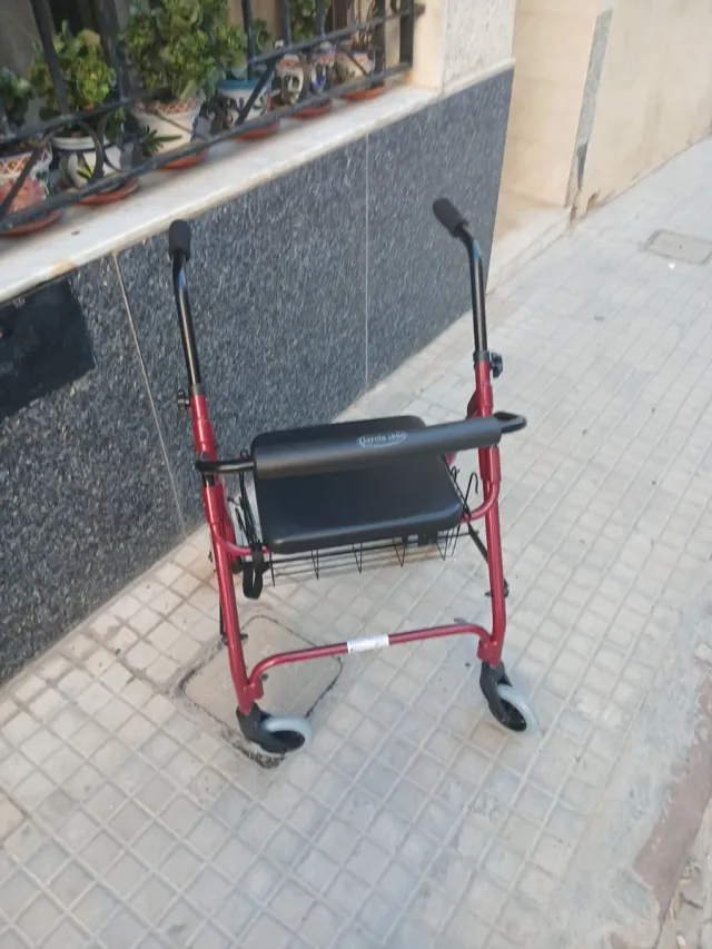 Andador con asiento y cesta