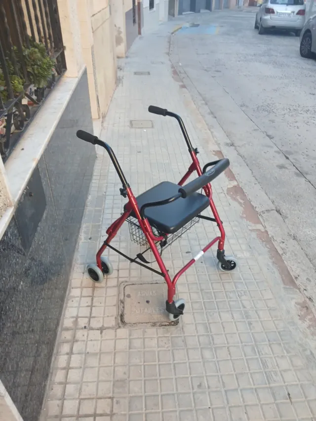 Andador con asiento y cesta