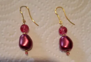 Pendientes en tonos burdeos