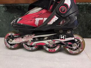 Patines en línea Abec 5 y monopatín de regalo.