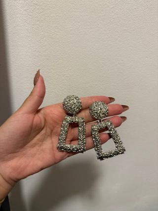 Pendientes largos plateados con pedrería