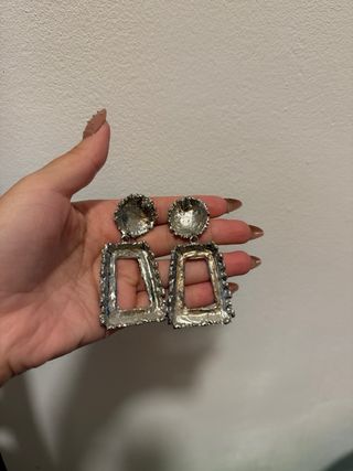 Pendientes largos plateados con pedrería