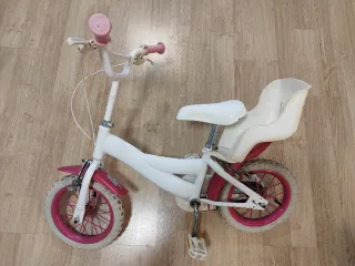 Bicicleta infantil blanca y rosa.