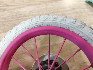 Bicicleta infantil blanca y rosa.