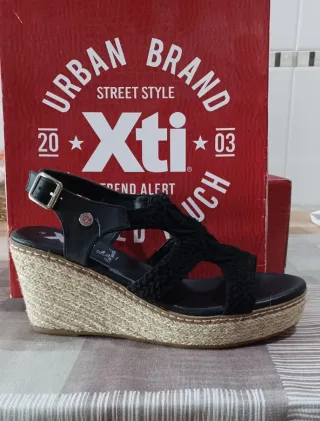 Sandalias cuña Xti negras y beige