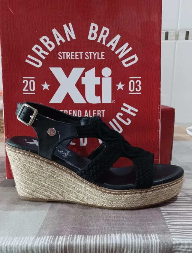 Sandalias cuña Xti negras y beige
