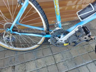 Bicicleta de montaña azul