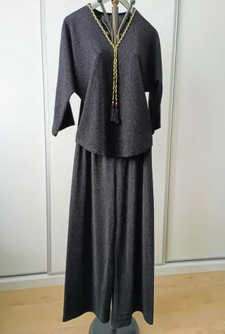 Conjunto pantalón y camiseta negro y dorado