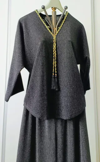 Conjunto pantalón y camiseta negro y dorado