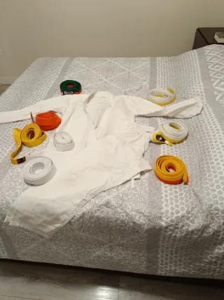 Kimono Karate Blanco con Cinturones 9-10 años