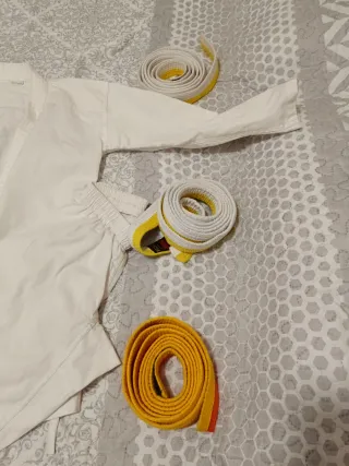 Kimono Karate Blanco con Cinturones 9-10 años