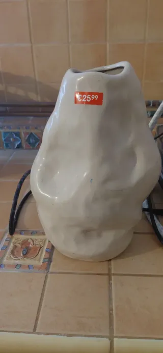 Jarrón de cerámica beige