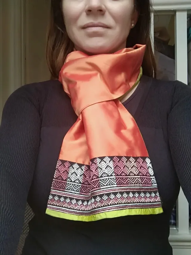 Sciarpa di seta con ricamo Vietnam Hmong