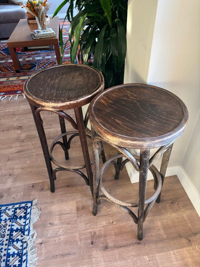 Pareja de taburetes de madera antiguos
