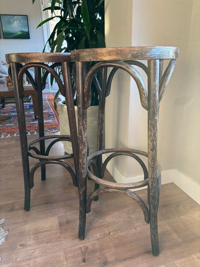 Pareja de taburetes de madera antiguos