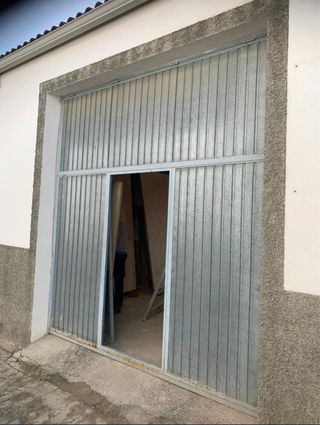 Puerta de garaje o cochera metálica