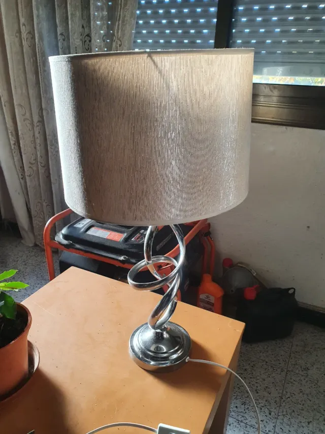 Lámpara de mesa moderna plateada