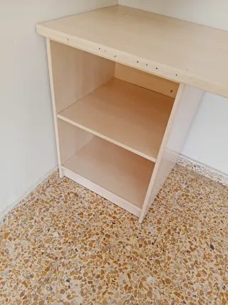 Escritorio con cajones, y una balda de pared