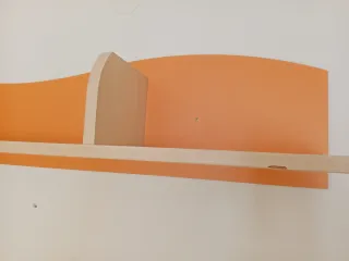 Escritorio con cajones, y una balda de pared