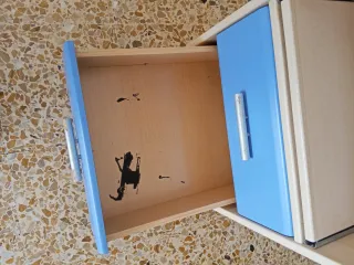 Escritorio con cajones, y una balda de pared