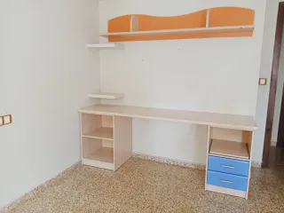 Escritorio con cajones, y una balda de pared