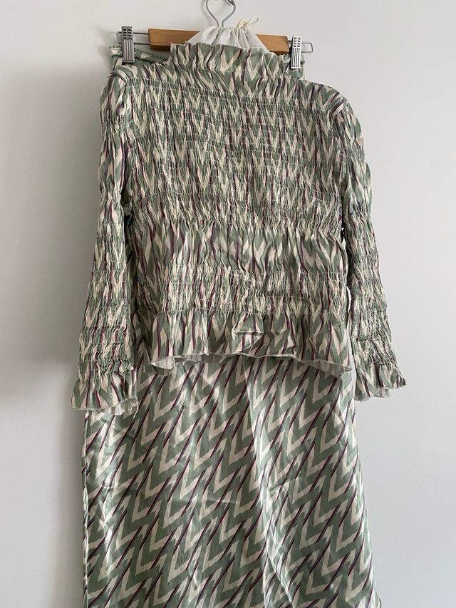 Falda satinada y camisa fruncida