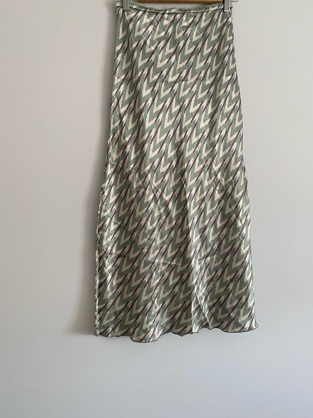 Falda satinada y camisa fruncida