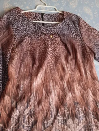 Vestido estampado animal print y plumas