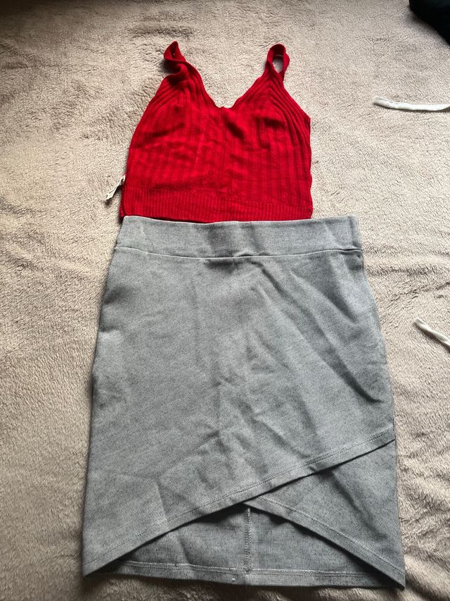 Conjunto Top Rojo y Falda Gris Talla Única