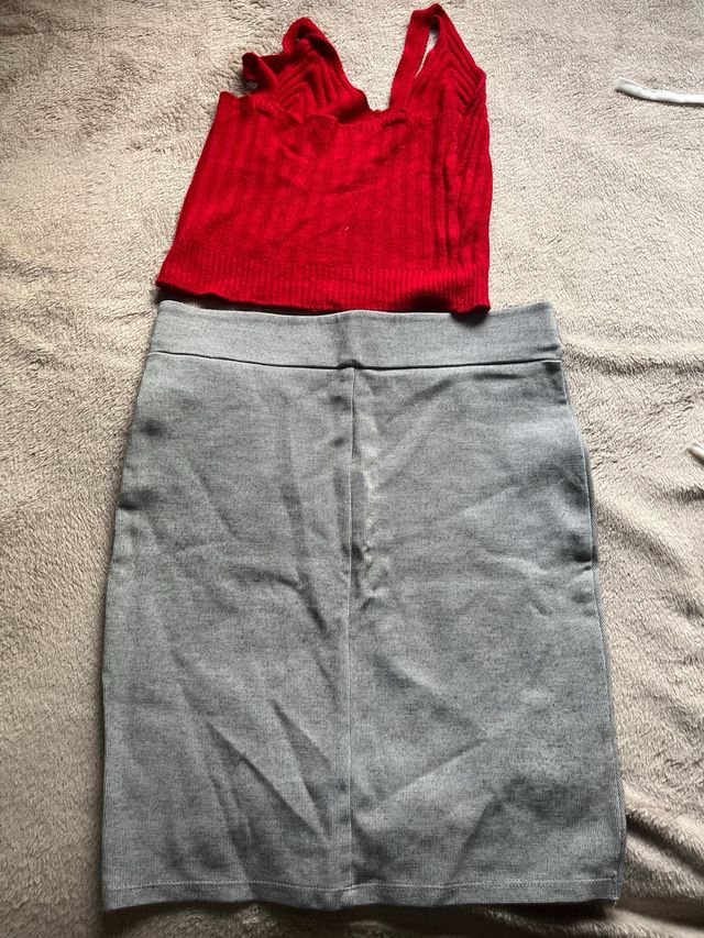 Conjunto Top Rojo y Falda Gris Talla Única