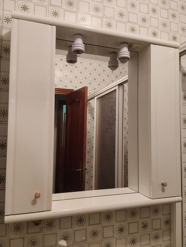 Mueble de baño con espejo y luz