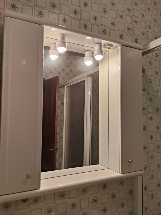 Mueble de baño con espejo y luz
