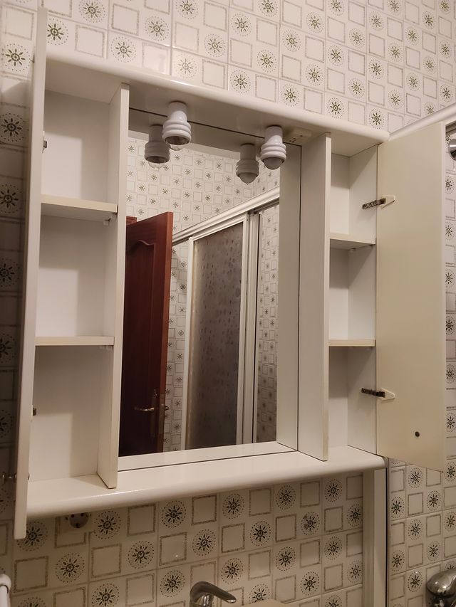 Mueble de baño con espejo y luz
