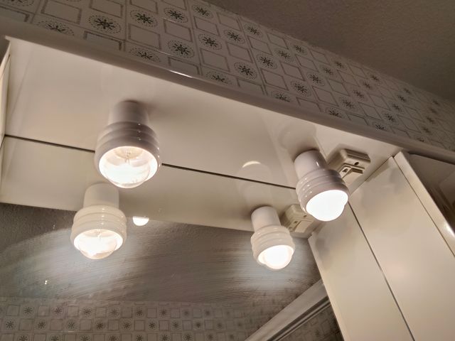 Mueble de baño con espejo y luz