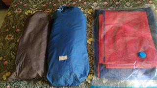 Tienda de campaña y colchoneta azul