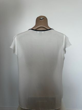 Blusa blanca con detalles negros