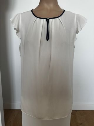 Blusa blanca con detalles negros