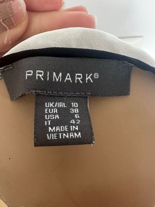 Blusa blanca con detalles negros